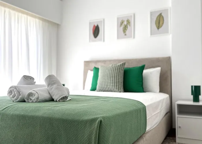 Modern 3bdr_top Floor_lux_suite_balcony